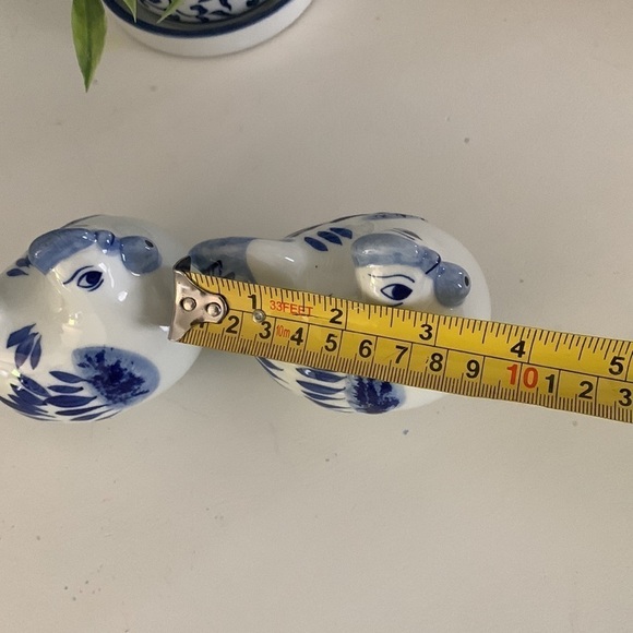 Chinoiserie‎ Set of two Chickens Salt Pepper Blue White Farmhouse blue white - Picture 7 of 11